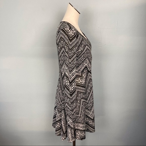 prince & Fox Floral Faux Wrap Skater Shift Dress - Picture 4 of 16